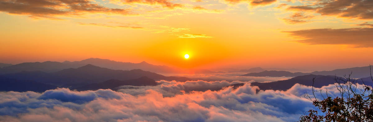 In atardecer/amanecer, con nubes en alto contraste.